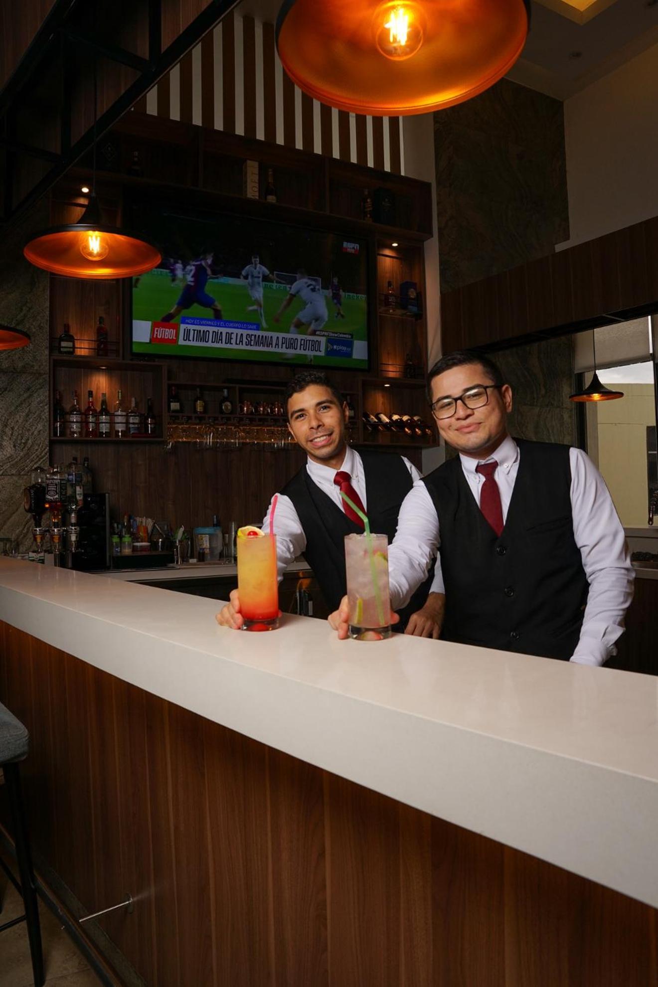 Hotel Casino Internacional Cúcuta Esterno foto Bartenders at work