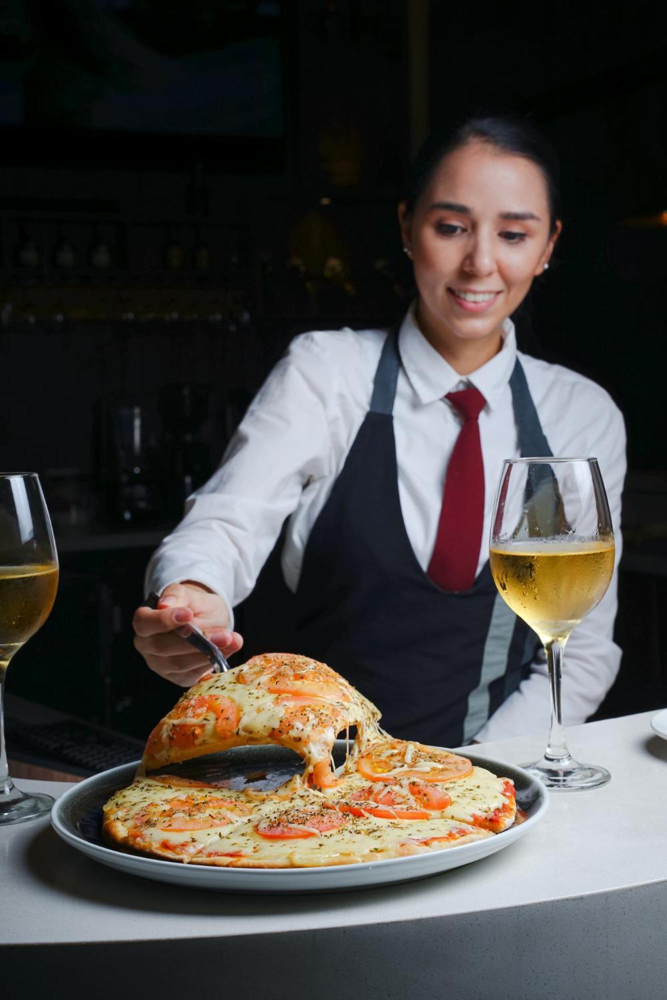 Hotel Casino Internacional Cúcuta Esterno foto A waitress serving food