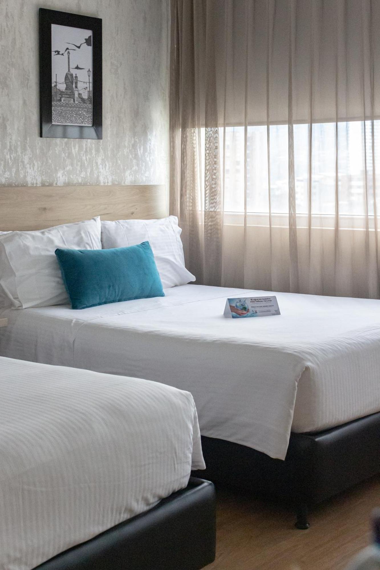 Hotel Casino Internacional Cúcuta Esterno foto A bed with a pillow