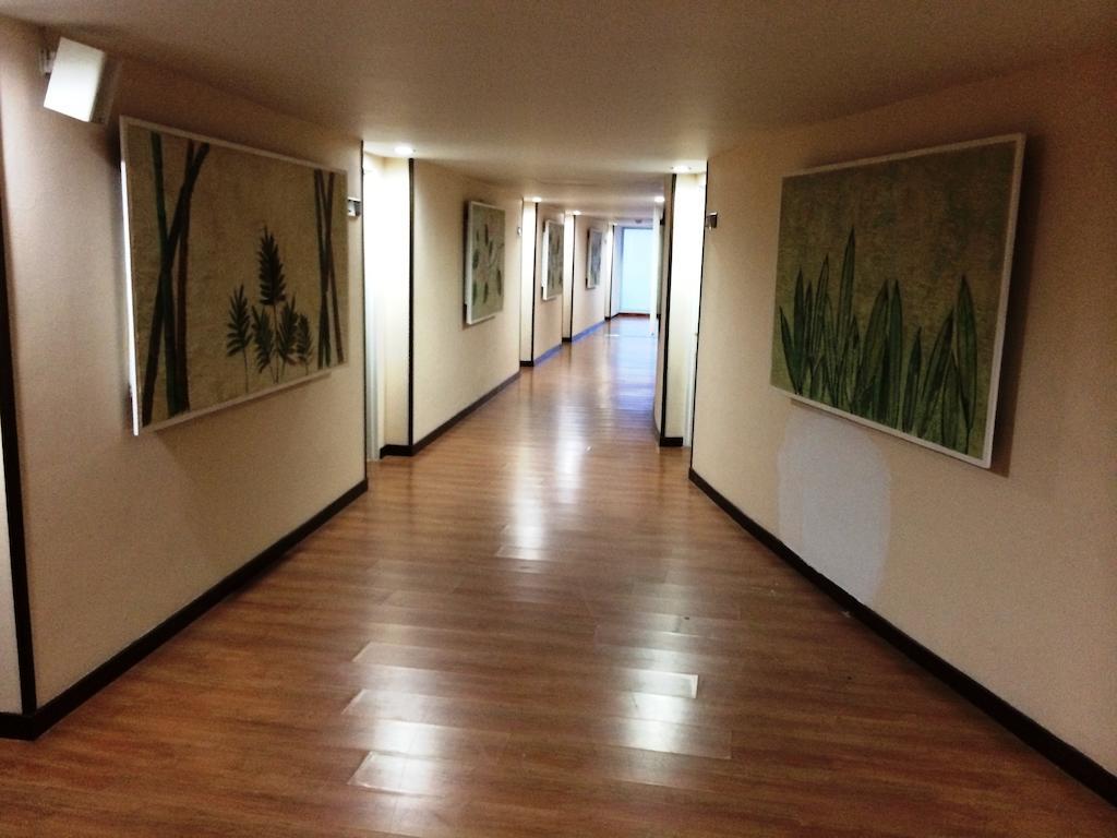 Hotel Casino Internacional Cúcuta Esterno foto A corridor at the hotel